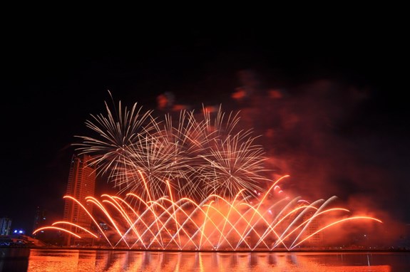 Đội pháo hoa Atlas PyroVision đến từ Hoa Kỳ đã thể hiện một màn trình diễn pháo hoa đặc sắc kết hợp với hiệu ứng âm nhạc được sắp xếp, chọn lọc kỹ càng.
